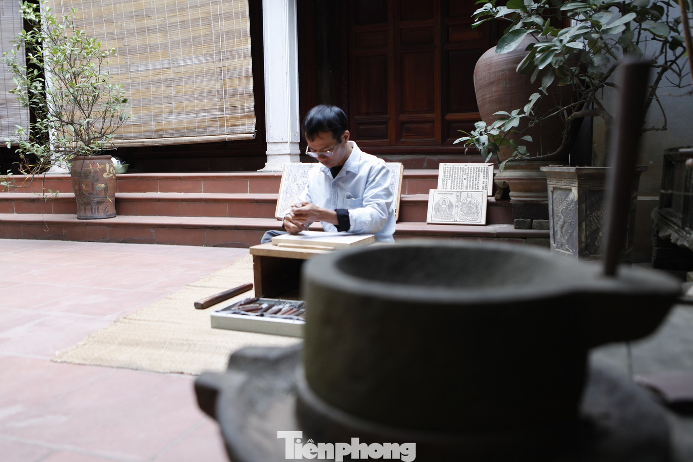 Năm 2000, cơ duyên đưa anh Thạo gặp nhà nghiên cứu Phan Cẩm Thượng và thư pháp gia Lê Quốc Việt, một người uyên thâm Hán học hàng đầu Việt Nam. Nhờ vậy, tay nghề của anh thêm điêu luyện và kiến thức Hán học được mở mang. Anh thêm tự tin để đi theo niềm đam mê khắc mộc bản kinh Phật.