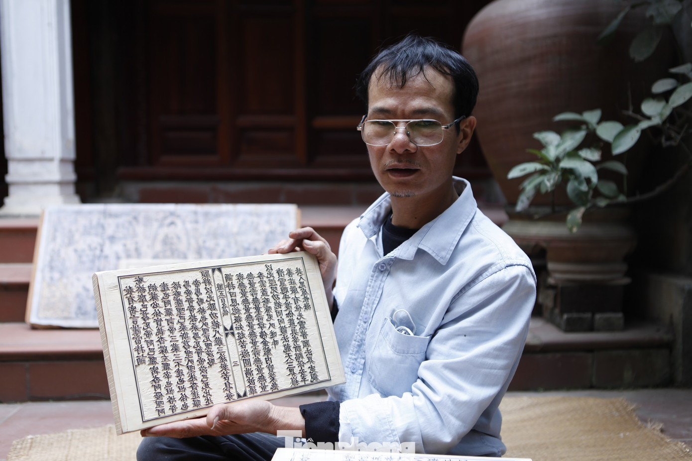 Anh Thạo thường mất từ 3 – 5 ngày mới có thể khắc xong một tấm ván kinh Phật. Để khắc mộc bản xong một bộ kinh Phật, thời gian tính bằng tháng, bằng năm, có khi cả chục năm. Ảnh: Nguyễn Thắng