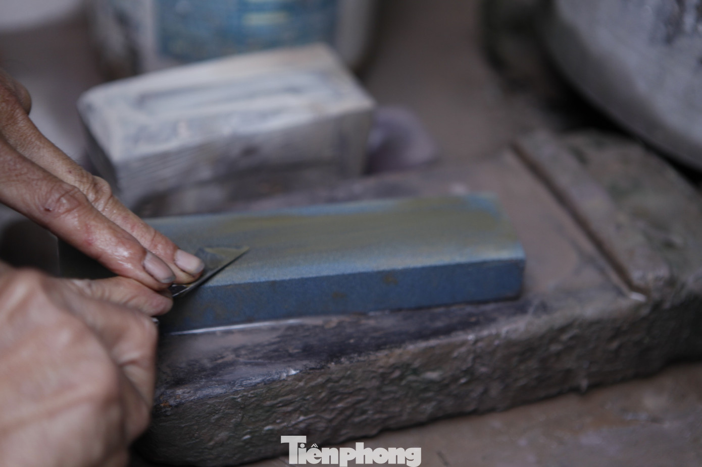 Trước khi khắc mộc bản, những chiếc đục được anh Thạo mài sắc. Ảnh: Nguyễn Thắng