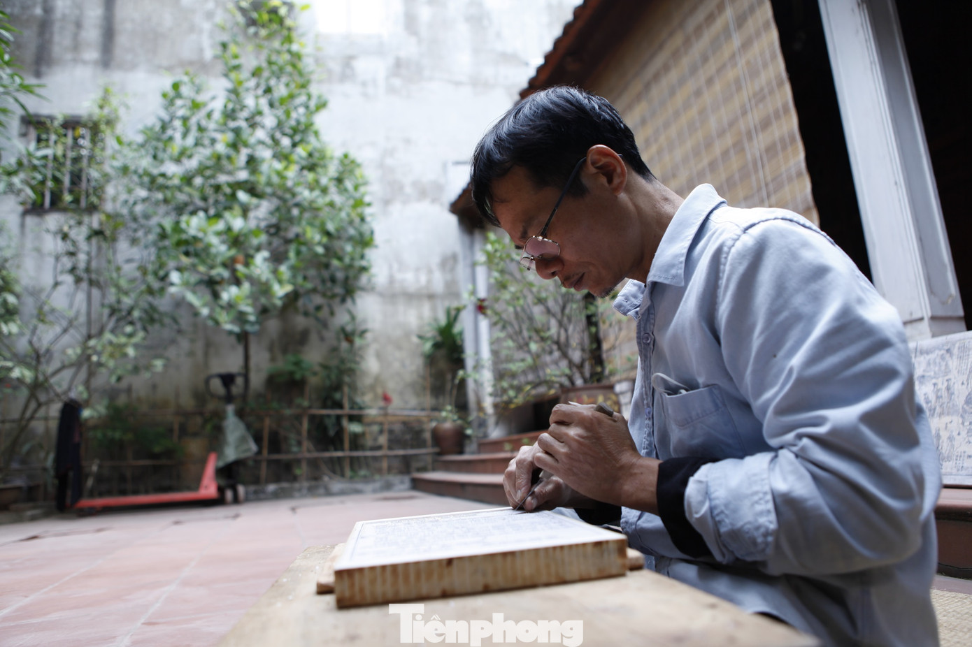 Theo anh Thạo, nghề khắc mộc bản kinh Phật đòi hỏi nhiều công phu, với các công đoạn rất cầu kỳ. Mộc bản kinh Phật thường khắc trên gỗ thị. Anh chọn những cây thị thật già, có tuổi đời khoảng trăm năm. Ảnh: Nguyễn Thắng