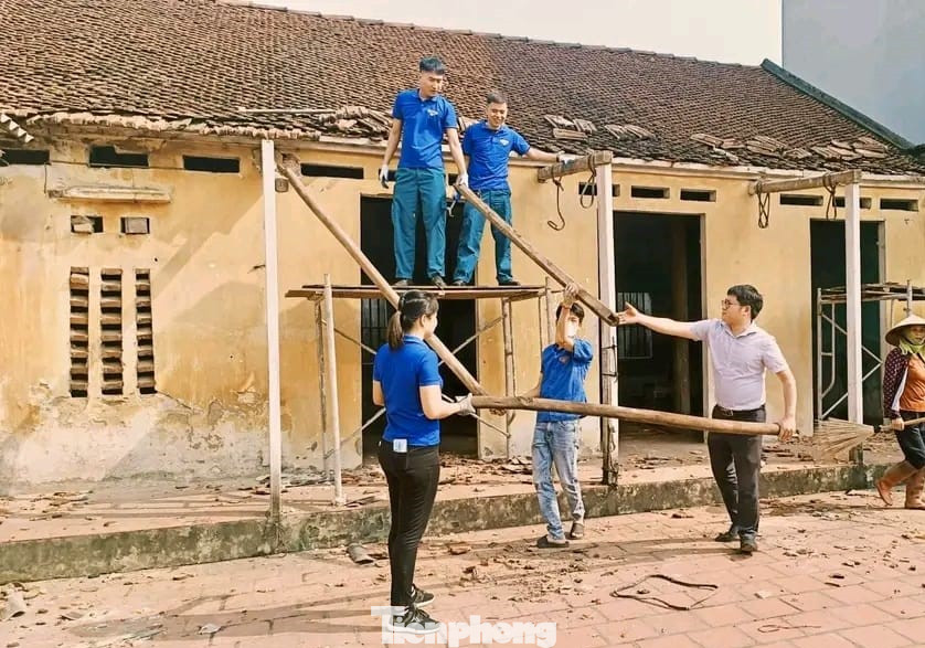 Đoàn viên, thanh niên tỉnh Bắc Giang đóng góp ngày công hỗ trợ hộ nghèo làm nhà.