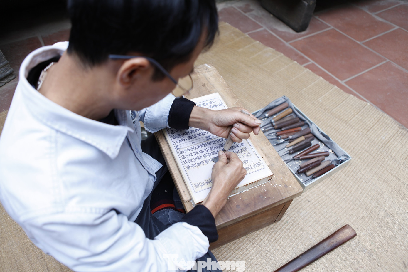 Anh Thạo cho biết, khắc mộc bản kinh Phật lên tấm ván gỗ thị là công việc đòi hỏi tỉ mỉ, nhiều công phu và tâm huyết. Khắc mộc bản đòi hỏi sự tỉ mẩn, chính xác gần như tuyệt đối từng nét chữ. Chữ khắc kích thước bé tí, có chữ chỉ 5 milimét. Ảnh: Nguyễn Thắng