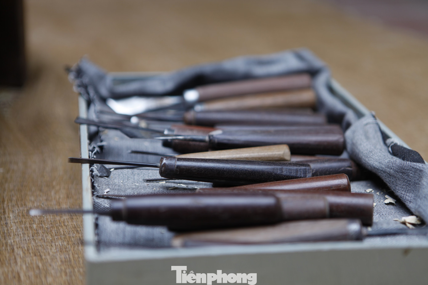 Bộ đồ nghề để khắc mộc bản của anh Thạo. Ảnh: Nguyễn Thắng