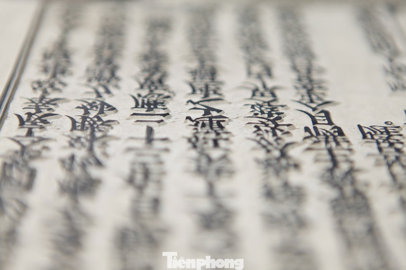 Tính ra, khắc mộc bản kinh Phật mang về cho anh Thạo khoảng 500 nghìn đồng/ngày. Dù thu nhập không cao, nhưng anh vẫn chuyên tâm với niềm đam mê khắc mộc bản, với mong muốn giữ lại những giá trị người xưa để lại. Ảnh: Nguyễn Thắng