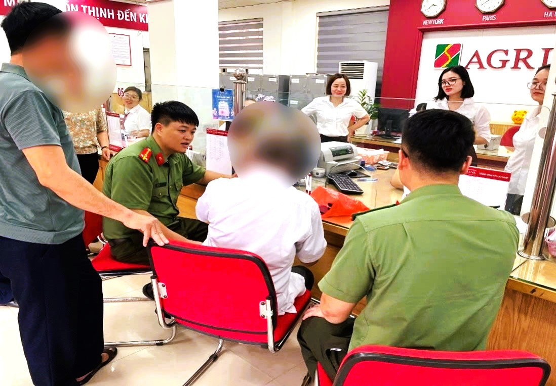 Công an huyện Tân Yên phối hợp với cán bộ ngân hàng tuyên truyền, giải thích cho ông P.