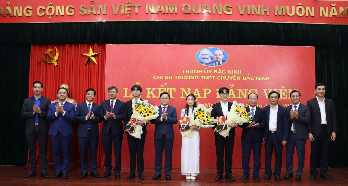 Lãnh đạo tỉnh Bắc Ninh tặng hoa chúc mừng 3 học sinh ưu tú được kết nạp Đảng. Lãnh đạo tỉnh Bắc Ninh tặng hoa chúc mừng 3 học sinh ưu tú được kết nạp Đảng.
