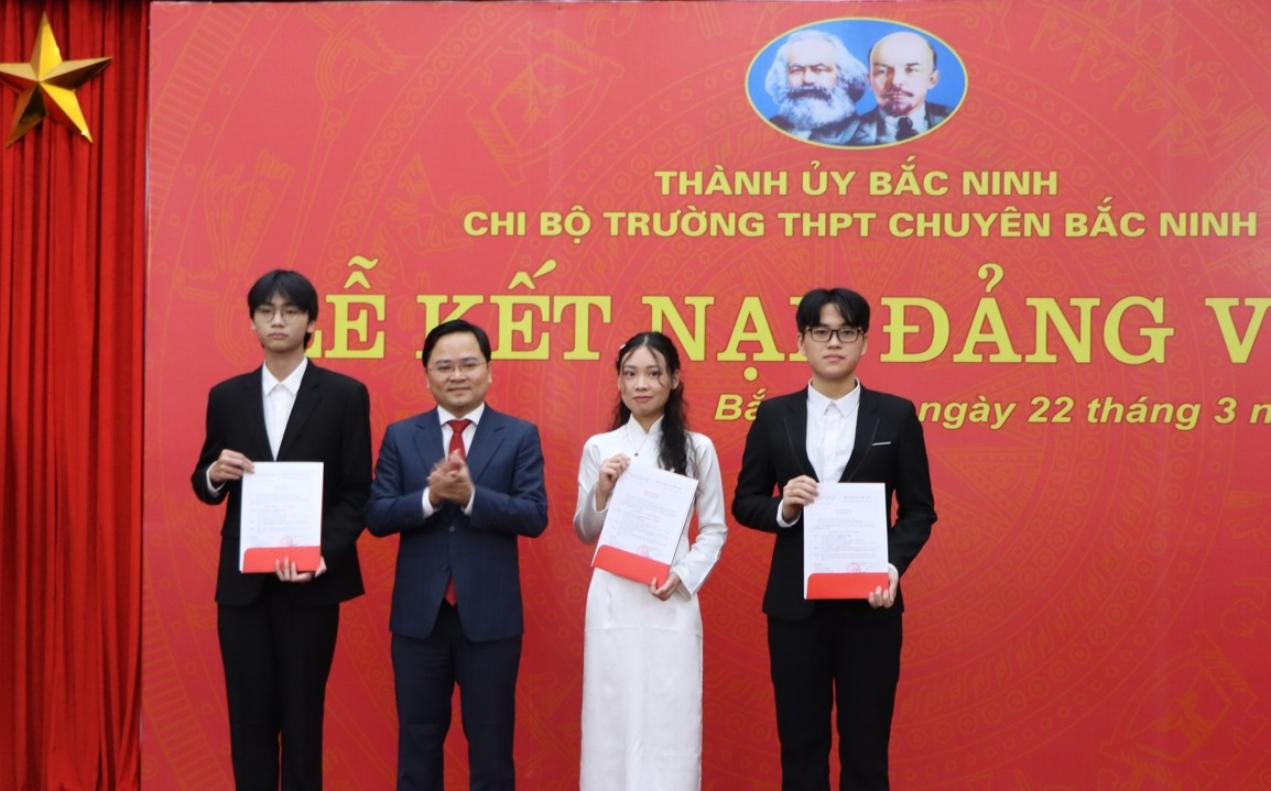 Bí thư Tỉnh ủy Bắc Ninh Nguyễn Anh Tuấn trao quyết định kết nạp Đảng cho 3 học sinh ưu tú. Bí thư Tỉnh ủy Bắc Ninh Nguyễn Anh Tuấn trao quyết định kết nạp Đảng cho 3 học sinh ưu tú.