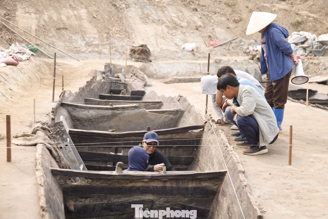 Bước đầu cho thấy bề mặt các thuyền cổ dấu tích trong tình trạng còn tương đối nguyên vẹn. Một thuyền rộng 2,3 m, phần xuất lộ dài 15,5 m, có 6 thanh ngăn lòng thuyền thành 7 khoảng. Ảnh: Nguyễn Thắng.