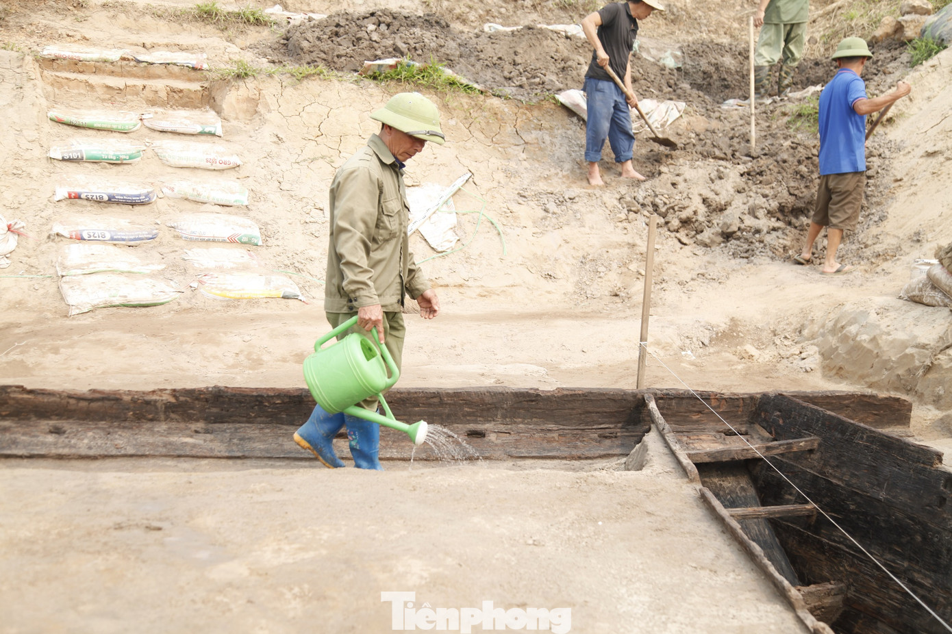 Sau khi kết thúc khai quật, chậm nhất một tháng, Sở Văn hóa, Thể thao và Du lịch tỉnh Bắc Ninh và Viện Khảo cổ học phải có báo cáo sơ bộ. Ảnh: Nguyễn Thắng. Sau khi kết thúc khai quật, chậm nhất một tháng, Sở Văn hóa, Thể thao và Du lịch tỉnh Bắc Ninh và Viện Khảo cổ học phải có báo cáo sơ bộ. Ảnh: Nguyễn Thắng.