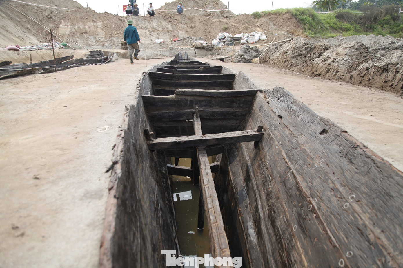 Thuyền thứ 2 rộng 1,9 m (vị trí rộng nhất), dài 15,5 m, gỗ đóng thuyền dày trung bình 4,5 cm. Thuyền thứ 2 rộng 1,9 m (vị trí rộng nhất), dài 15,5 m, gỗ đóng thuyền dày trung bình 4,5 cm.