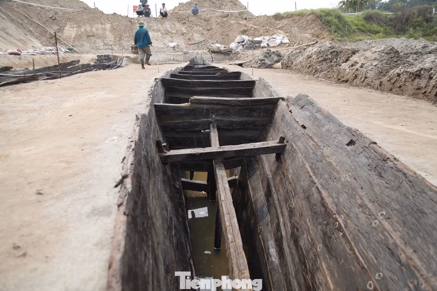 Thuyền thứ 2 rộng 1,9 m (vị trí rộng nhất), dài 15,5 m, gỗ đóng thuyền dày trung bình 4,5 cm.