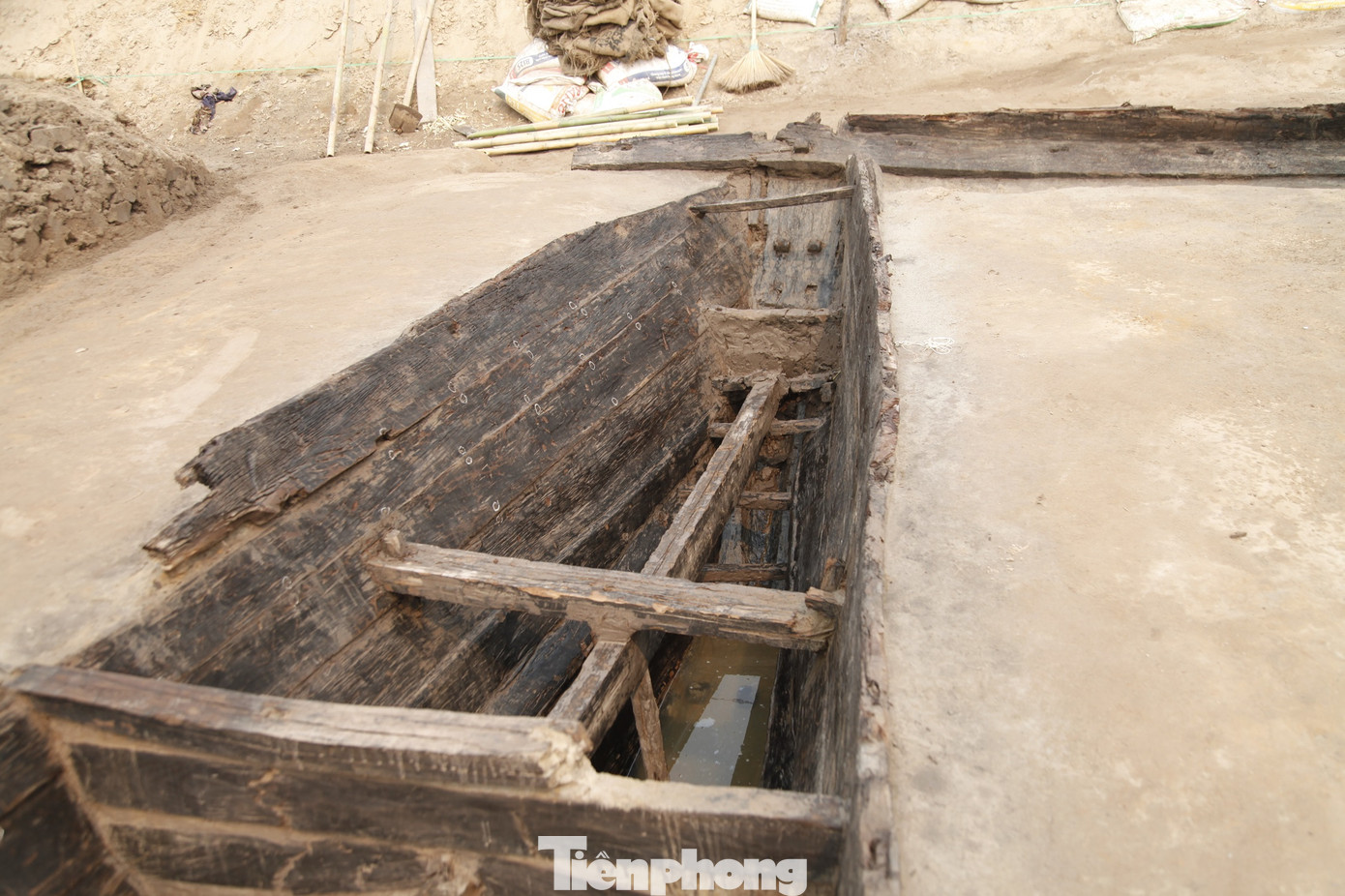 Viện Khảo cổ học bước đầu nhận định 2 con thuyền cổ đang khai quật khẩn cấp ở phường Hà Mãn, thị xã Thuận Thành (Bắc Ninh) là các thuyền buôn trên sông Dâu, đóng góp quan trọng việc nghiên cứu Luy Lâu với vai trò trung tâm kinh tế - thương mại cổ sớm nhất Việt Nam. Ảnh: Nguyễn Thắng. Viện Khảo cổ học bước đầu nhận định 2 con thuyền cổ đang khai quật khẩn cấp ở phường Hà Mãn, thị xã Thuận Thành (Bắc Ninh) là các thuyền buôn trên sông Dâu, đóng góp quan trọng việc nghiên cứu Luy Lâu với vai trò trung tâm kinh tế - thương mại cổ sớm nhất Việt Nam. Ảnh: Nguyễn Thắng.