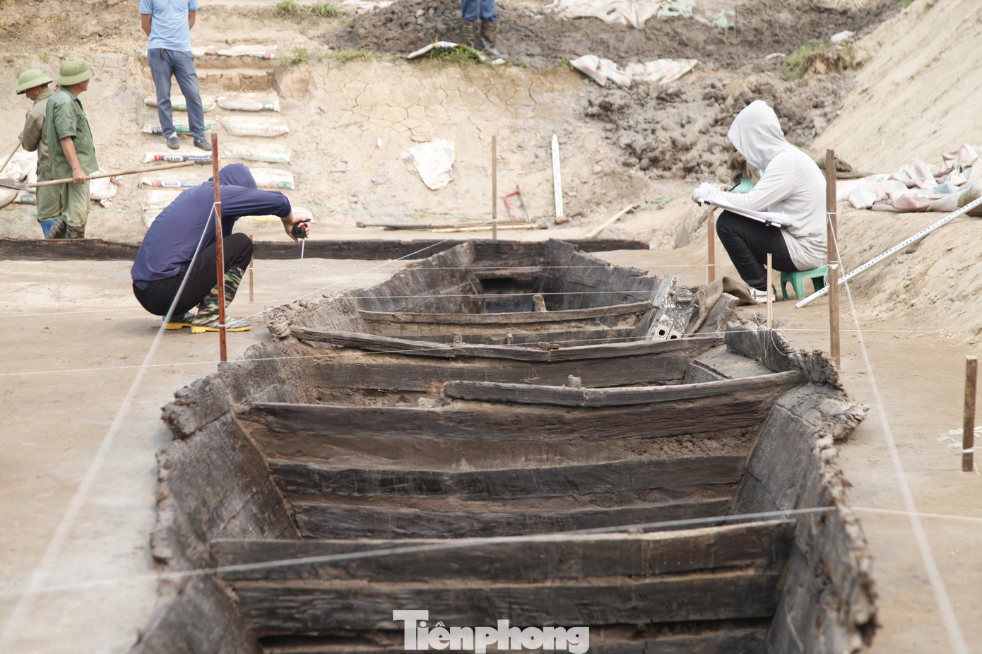 Sở Văn hóa, Thể thao và Du lịch tỉnh Bắc Ninh phối hợp với Viện Khảo cổ học thực hiện khai quật 2 chiếc thuyền cổ. Ảnh: Nguyễn Thắng. Sở Văn hóa, Thể thao và Du lịch tỉnh Bắc Ninh phối hợp với Viện Khảo cổ học thực hiện khai quật 2 chiếc thuyền cổ. Ảnh: Nguyễn Thắng.