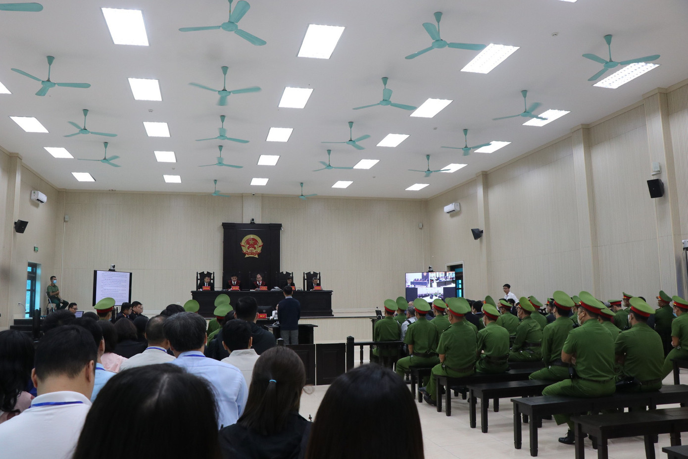 Toàn cảnh phiên tòa. Toàn cảnh phiên tòa.