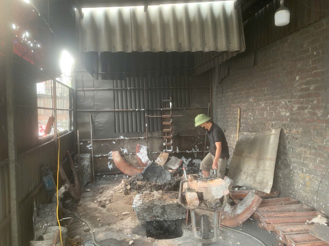 Hộ dân tái chế kim loại tại làng Mẫn Xá tự phá bỏ lò đốt và dừng hoạt động.