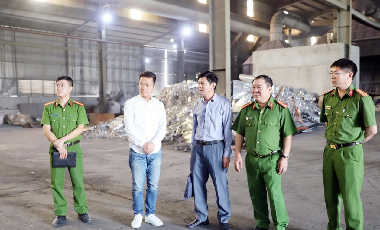 Đoàn liên ngành kiểm tra các cơ sở trong Cụm công nghiệp làng nghề Mẫn Xá.