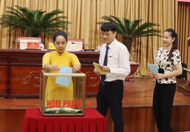 Các đại biểu bỏ phiếu tín nhiệm.