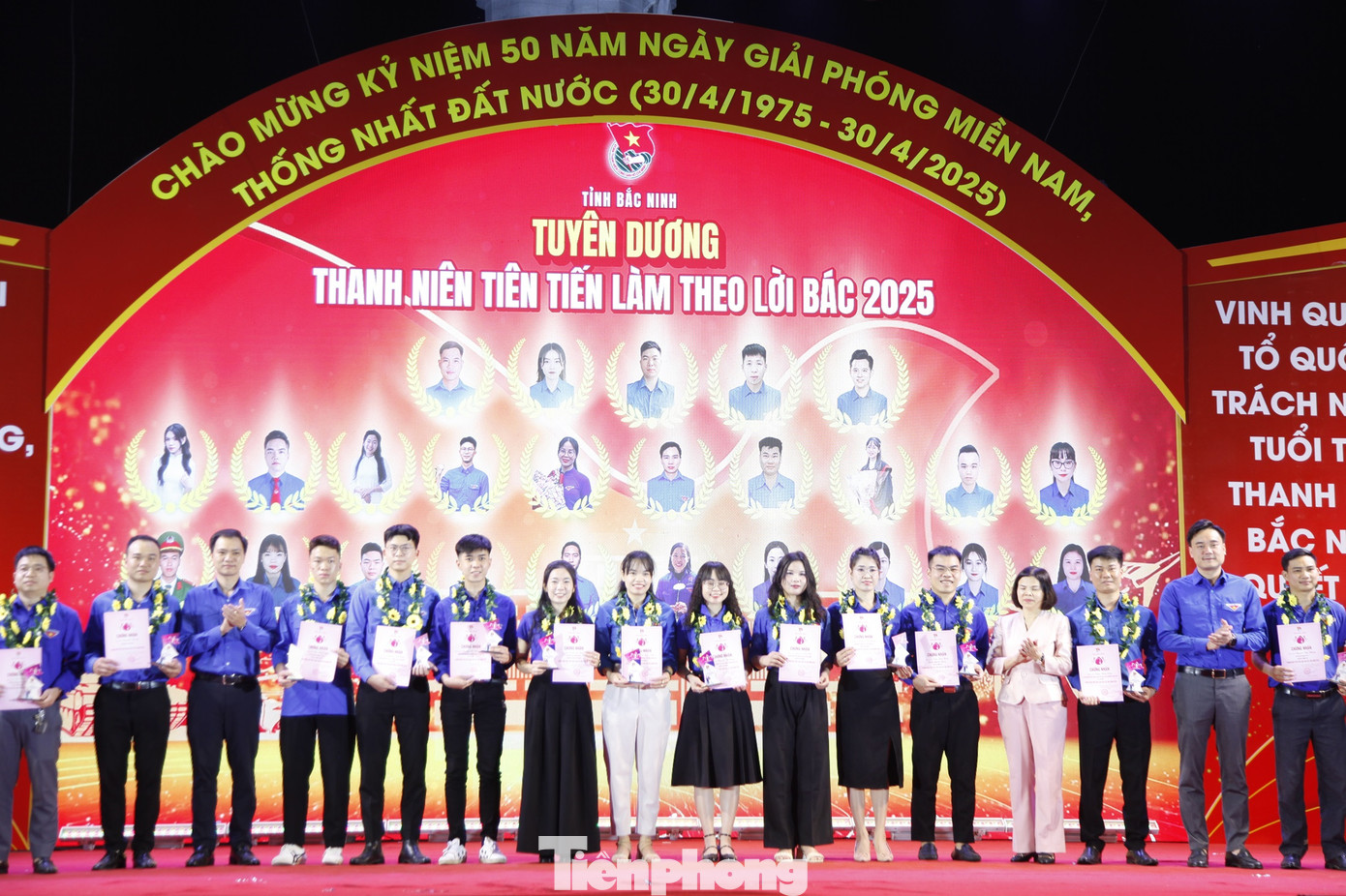 Lãnh đạo Tỉnh ủy và Tỉnh Đoàn Bắc Ninh tuyên dương thanh niên tiên tiến làm theo lời Bác. Ảnh: Nguyễn Thắng Lãnh đạo Tỉnh ủy và Tỉnh Đoàn Bắc Ninh tuyên dương thanh niên tiên tiến làm theo lời Bác. Ảnh: Nguyễn Thắng