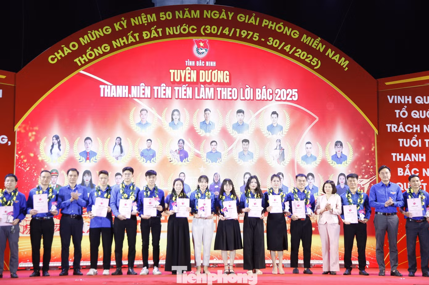 Lãnh đạo Tỉnh ủy và Tỉnh Đoàn Bắc Ninh tuyên dương thanh niên tiên tiến làm theo lời Bác. Ảnh: Nguyễn Thắng