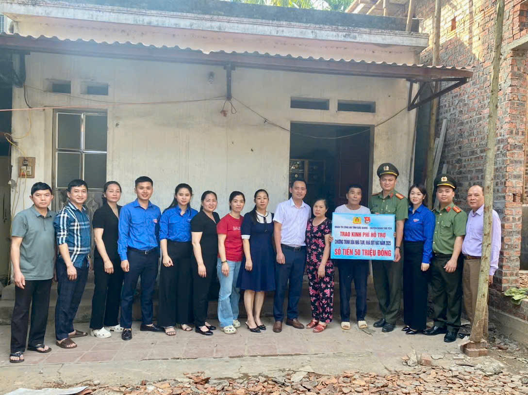 Ban Thanh niên Công an tỉnh Bắc Giang trao kinh phí hỗ trợ xây nhà cho gia đình chị Chu Thị Yến. Ban Thanh niên Công an tỉnh Bắc Giang trao kinh phí hỗ trợ xây nhà cho gia đình chị Chu Thị Yến.