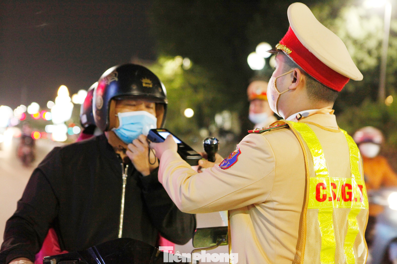 Cảnh sát giao thông Bắc Giang kiểm tra nồng độ cồn. Ảnh: Nguyễn Thắng