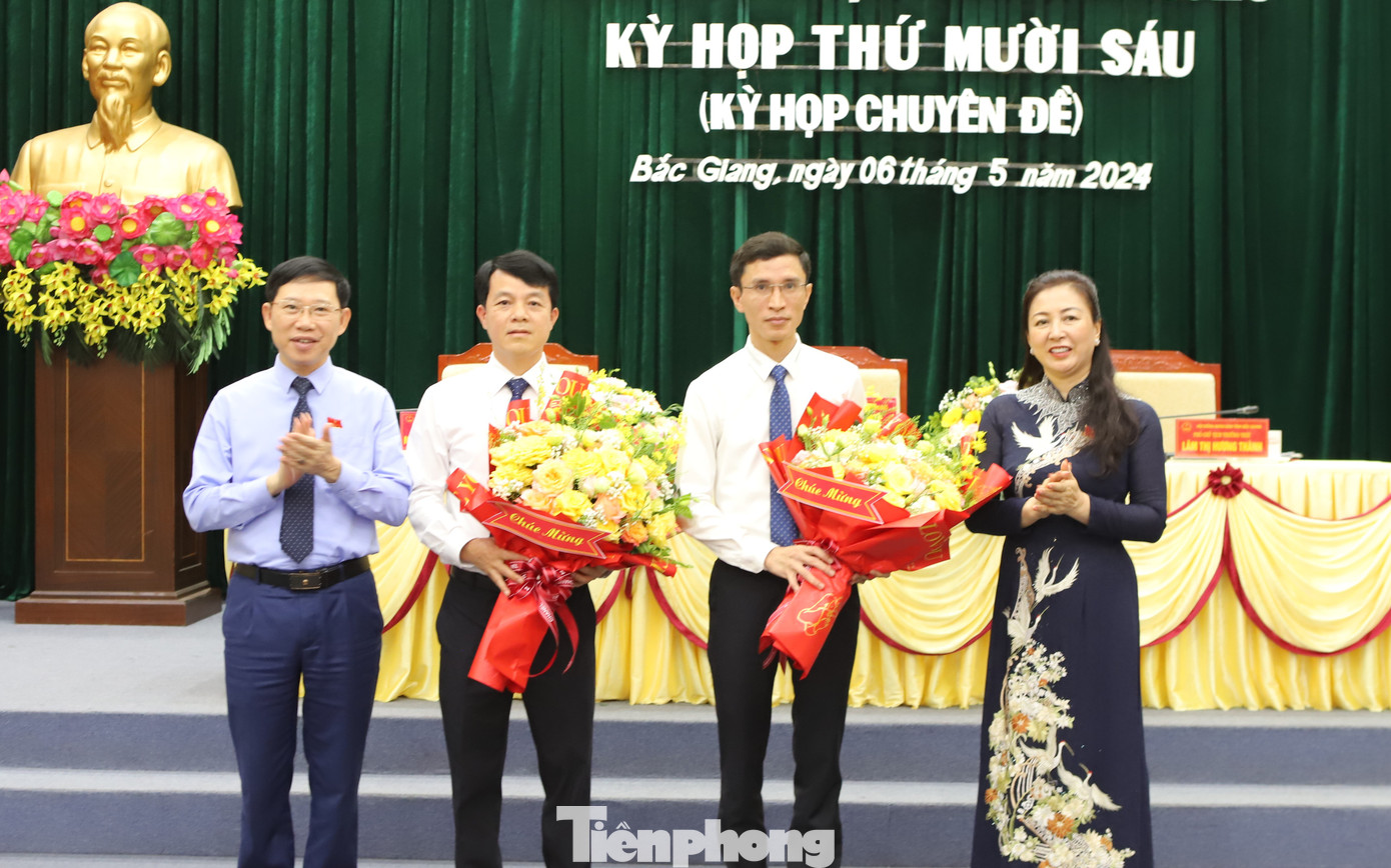 Phó Bí thư Thường trực Tỉnh ủy, Chủ tịch HĐND tỉnh Bắc Giang Lê Thị Thu Hồng (bên phải) và Chủ tịch UBND tỉnh Bắc Giang Lê Ánh Dương (bên trái) tặng hoa chúc mừng hai Ủy viên UBND tỉnh. Phó Bí thư Thường trực Tỉnh ủy, Chủ tịch HĐND tỉnh Bắc Giang Lê Thị Thu Hồng (bên phải) và Chủ tịch UBND tỉnh Bắc Giang Lê Ánh Dương (bên trái) tặng hoa chúc mừng hai Ủy viên UBND tỉnh.