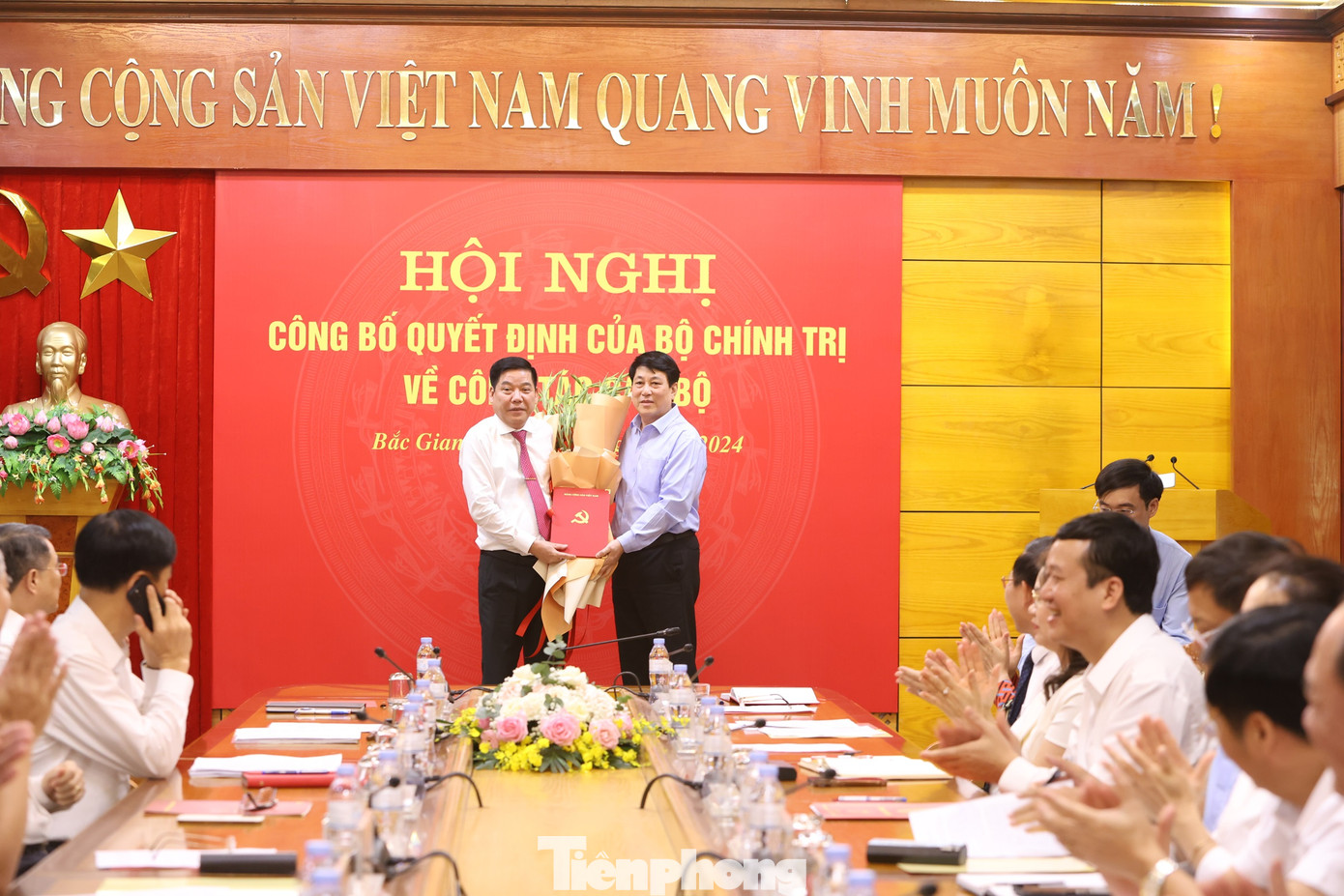 Thường trực Ban Bí thư Lương Cường (bên phải) trao quyết định và tặng hoa chúc mừng tân Bí thư Tỉnh ủy Bắc Giang Nguyễn Văn Gấu.