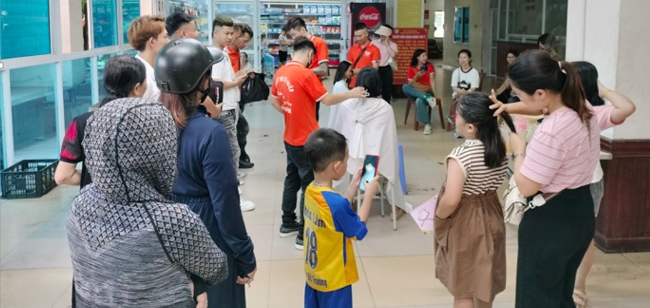 Người dân hiến tóc tặng bệnh nhân ung thư tại chương trình. Người dân hiến tóc tặng bệnh nhân ung thư tại chương trình.