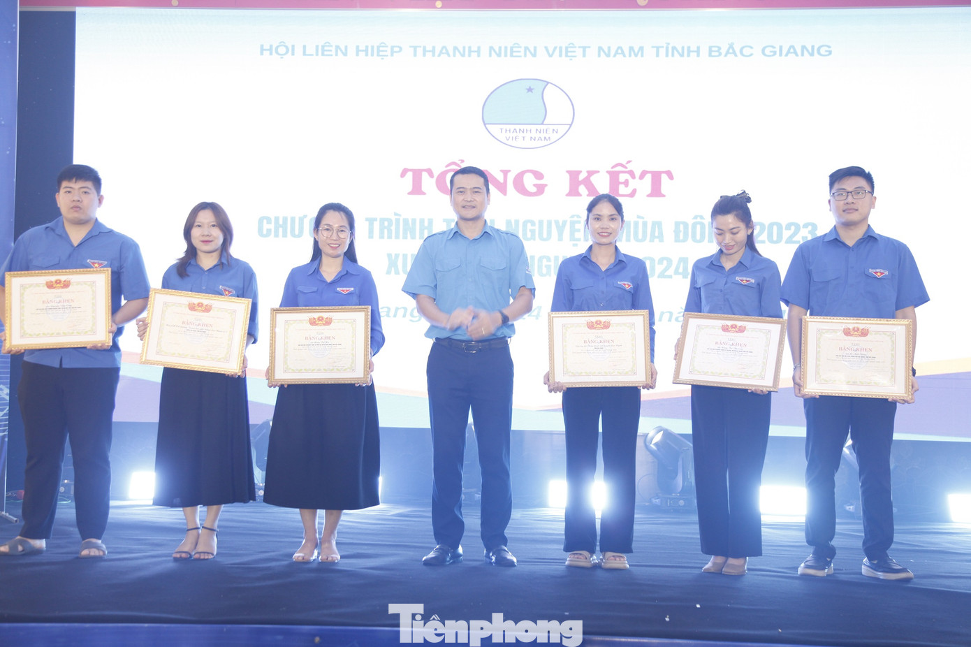 Các cá nhân, tập thể nhận bằng khen của Trung ương Hội LHTN Việt Nam. Ảnh: Nguyễn Thắng