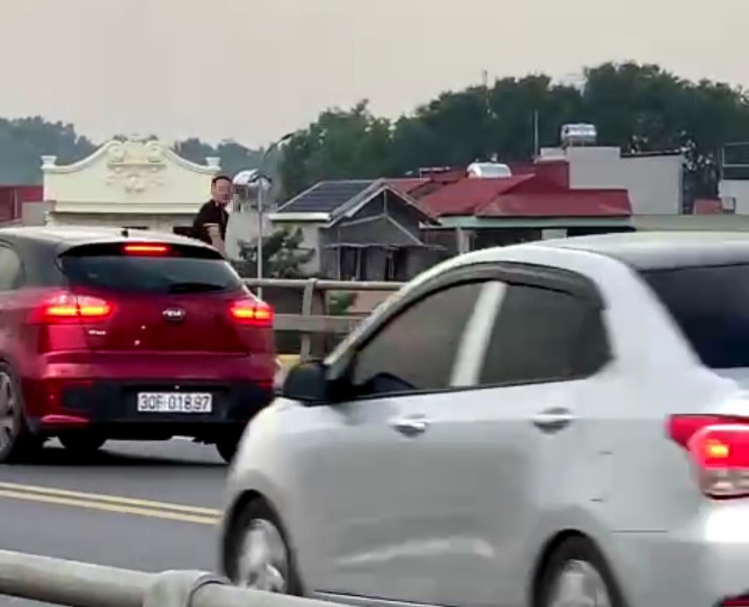 Cảnh sát giao thông Bắc Giang kịp thời ngăn chặn anh T có định nhảy cầu tự tử.