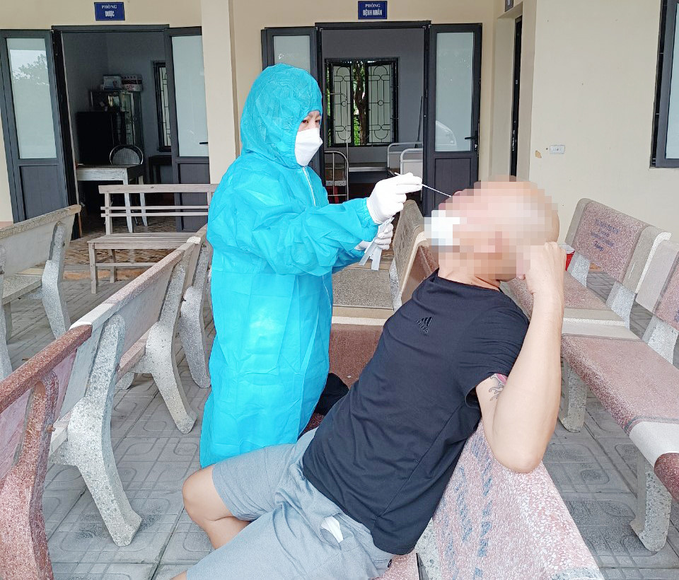 Cán bộ Trung tâm Y tế huyện Hiệp Hòa lấy mẫu xét nghiệm cho người có nguy cơ nhiễm bạch hầu. Cán bộ Trung tâm Y tế huyện Hiệp Hòa lấy mẫu xét nghiệm cho người có nguy cơ nhiễm bạch hầu.