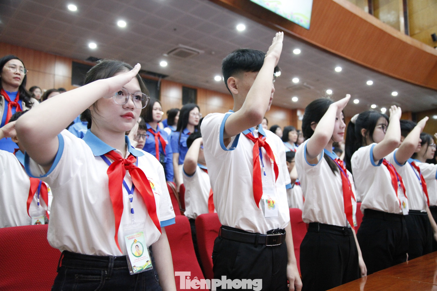 Các bạn thiếu nhi chào cờ tại đại hội. Ảnh: Nguyễn Thắng