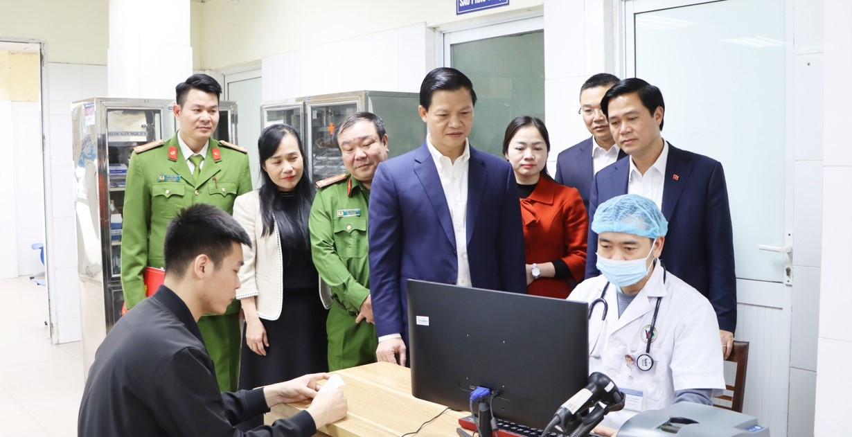 Lãnh đạo tỉnh Bắc Ninh thăm mô hình bệnh viện không giấy tờ tại Trung tâm Y tế huyện Yên Phong.