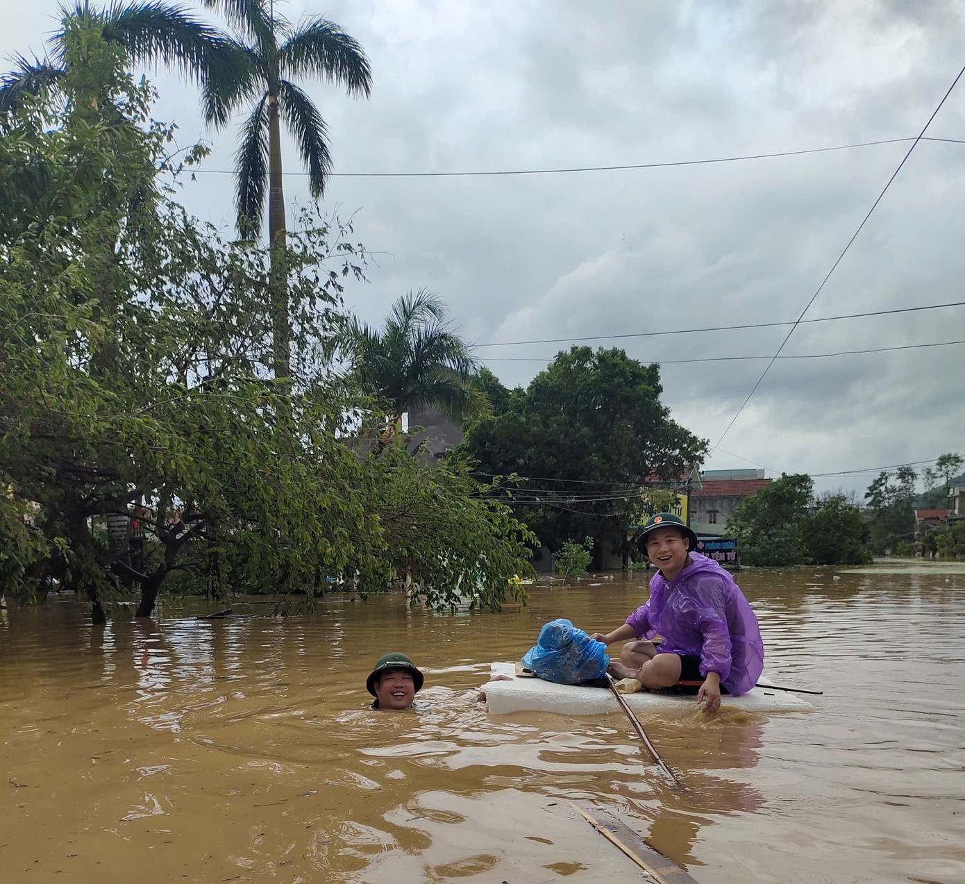 Lãnh đạo Công ty Điện lực tỉnh Bắc Giang cho biết, do bão số 3 nên gần như toàn bộ huyện Sơn Động vẫn mất điện. Do bị ngập nên việc khắc phục sự cố mất điện ở huyện Sơn Động rất khó khăn.
