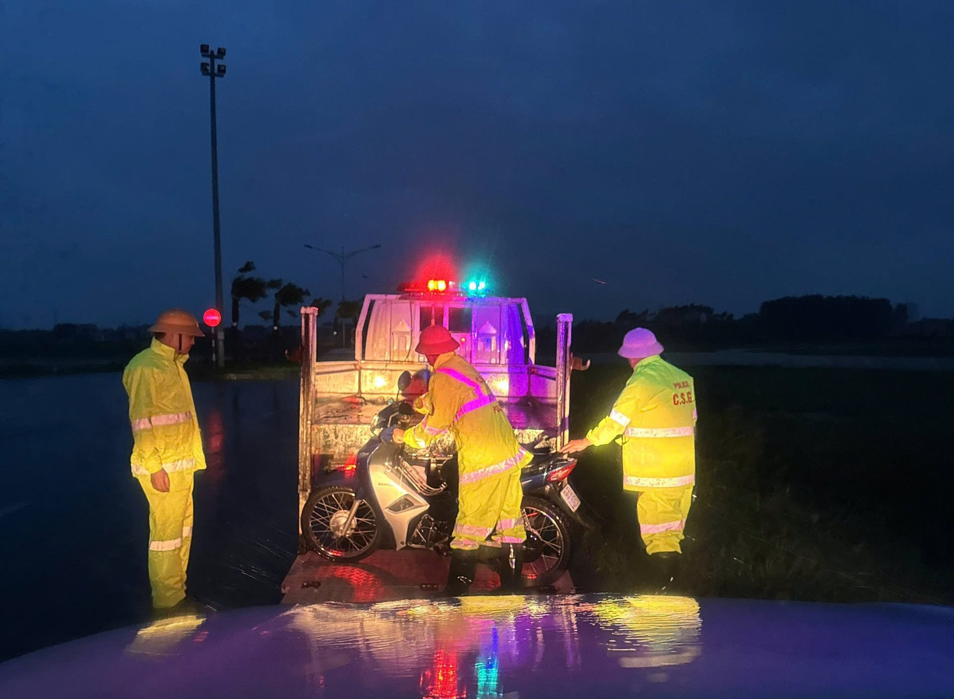 Cảnh sát giao thông tỉnh Bắc Giang kịp thời cứu giúp chị Tâm gặp nạn do bão số 3. Cảnh sát giao thông tỉnh Bắc Giang kịp thời cứu giúp chị Tâm gặp nạn do bão số 3.