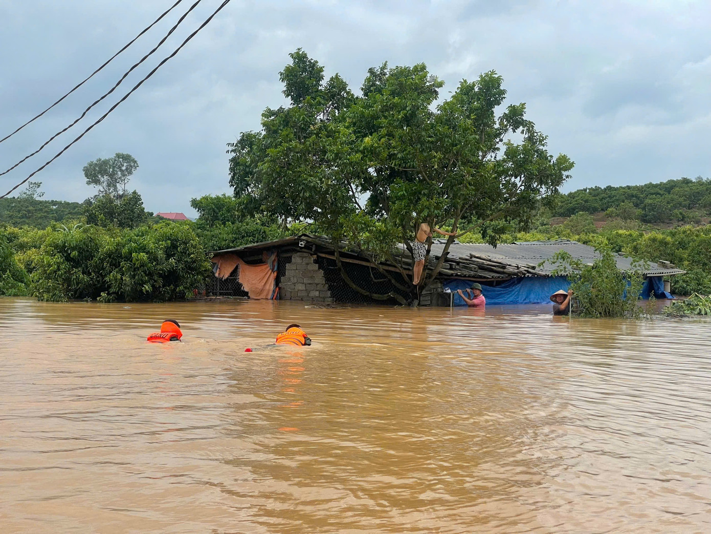 Lực lượng công an hỗ trợ người dân vùng bị ngập ở huyện Sơn Động.