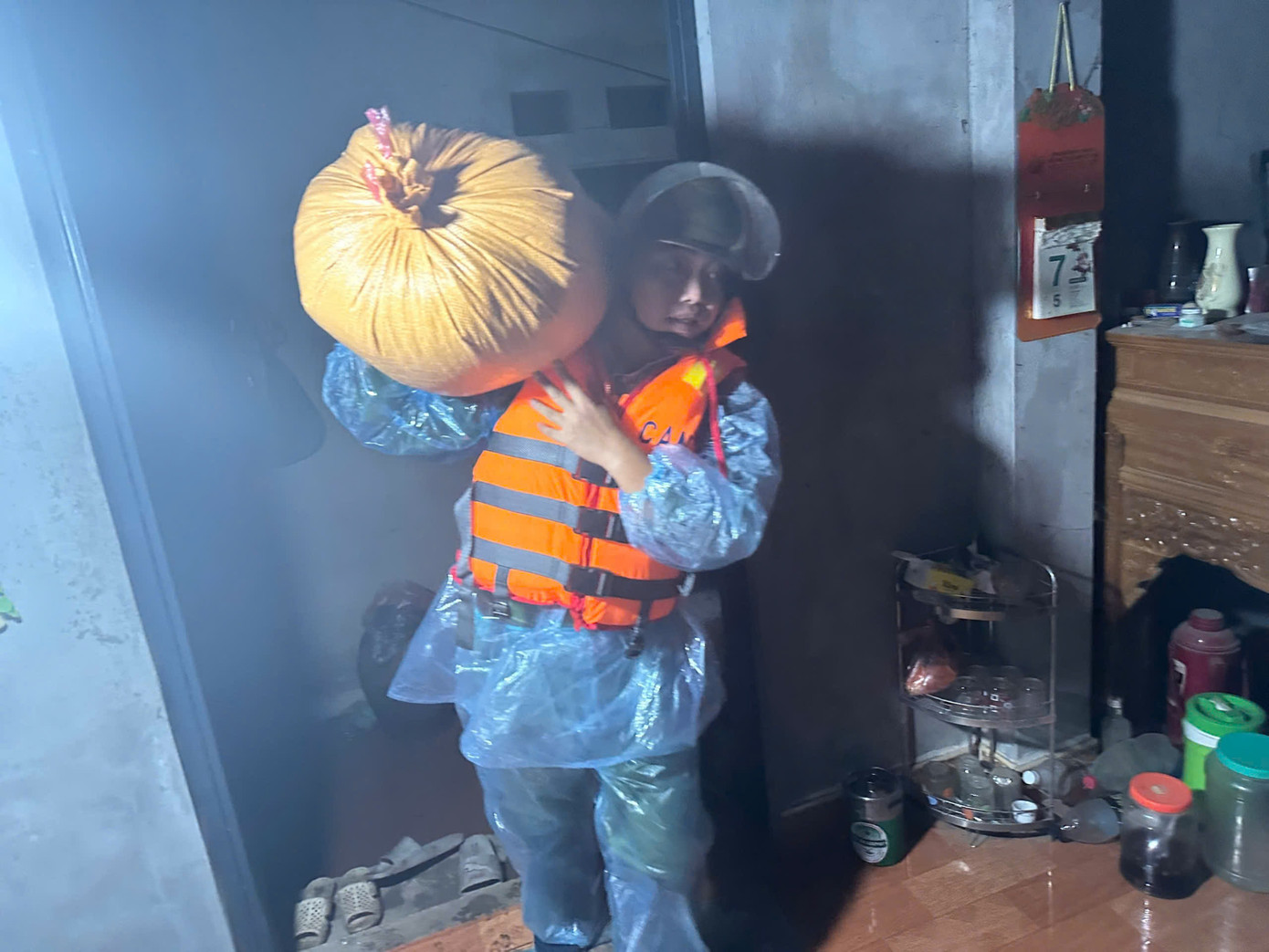 Tỉnh Bắc Giang huy động lực lượng quân đội và công an túc trực ở những điểm ngập sâu ở huyện Sơn Động để kịp thời hỗ trợ người dân.