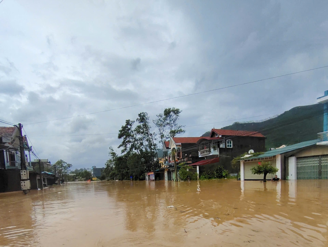 Trao đổi với phóng viên báo Tiền Phong, lãnh đạo Phòng Nông nghiệp và Phát triển nông thôn huyện Sơn Động cho biết, toàn huyện Sơn Động có khoảng 11 xã và thị trấn bị ngập sau bão số 3. Nơi ngập sâu nhất khoảng 6 - 7 mét,