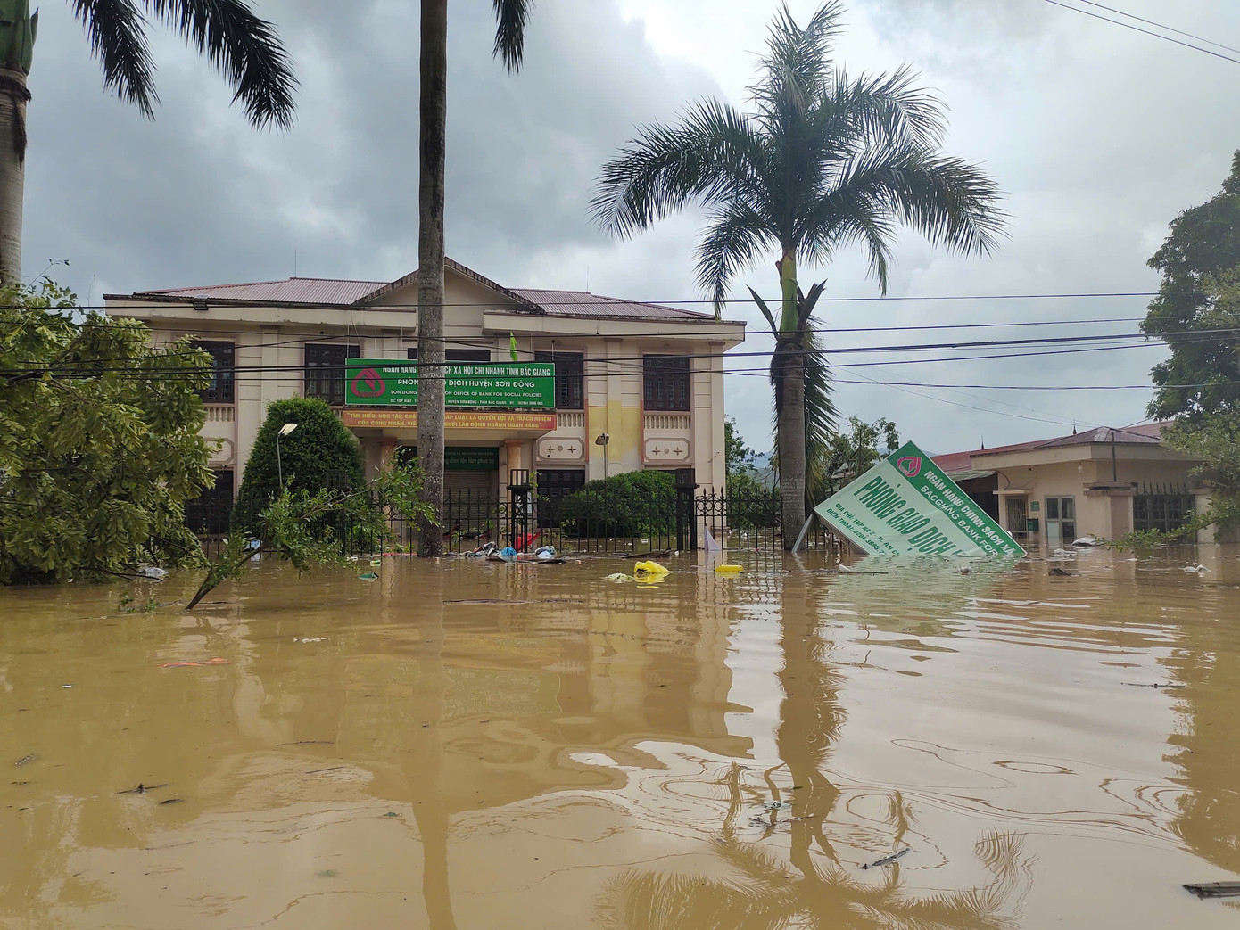 Cơ quan nhà nước ở huyện Sơn Động cũng bị ngập nước sau bão số 3.