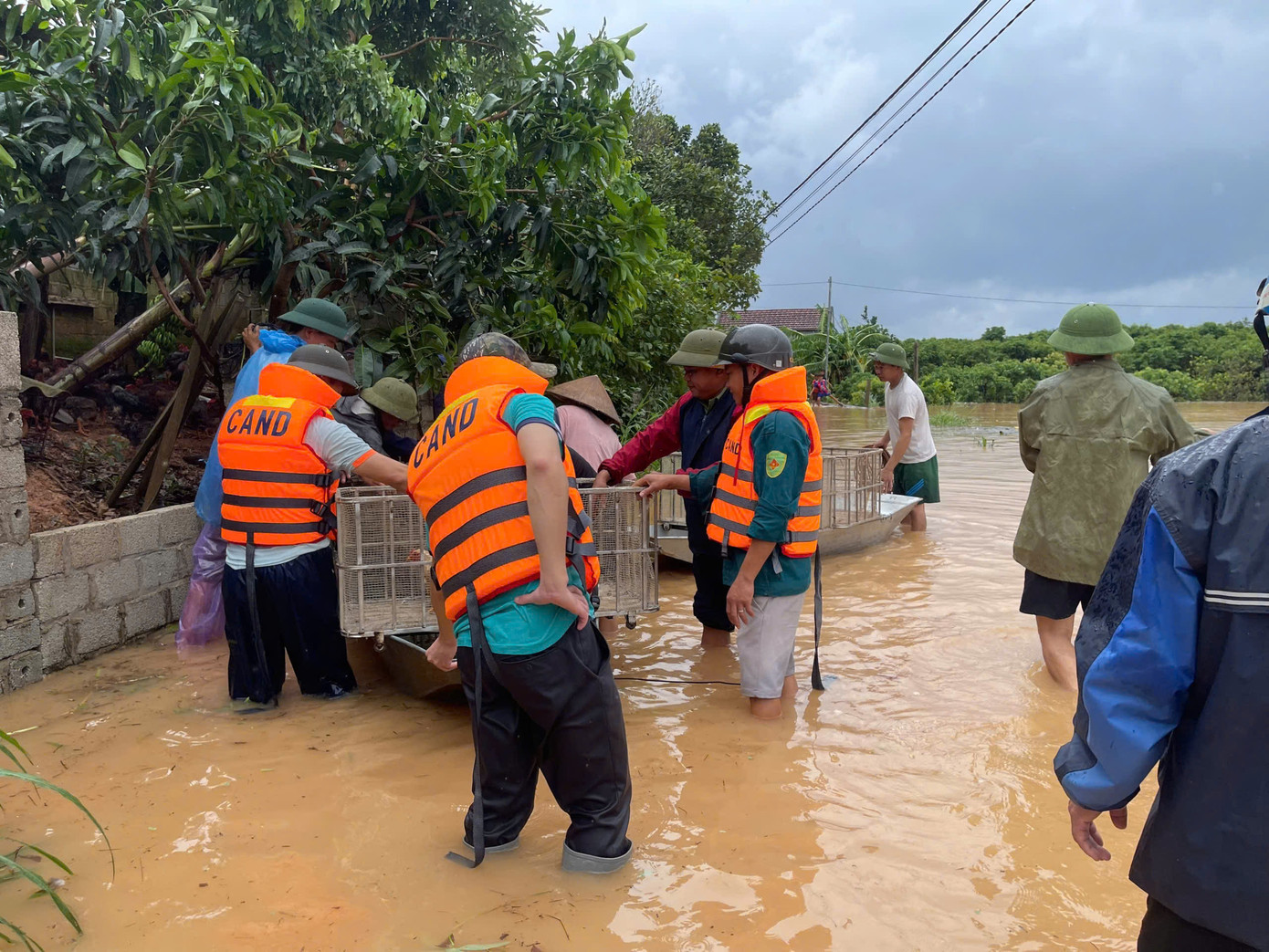 Công an tỉnh Bắc Giang và huyện Sơn Động hỗ trợ người dân di chuyển đồ đạt ra khỏi vùng ngập nước.