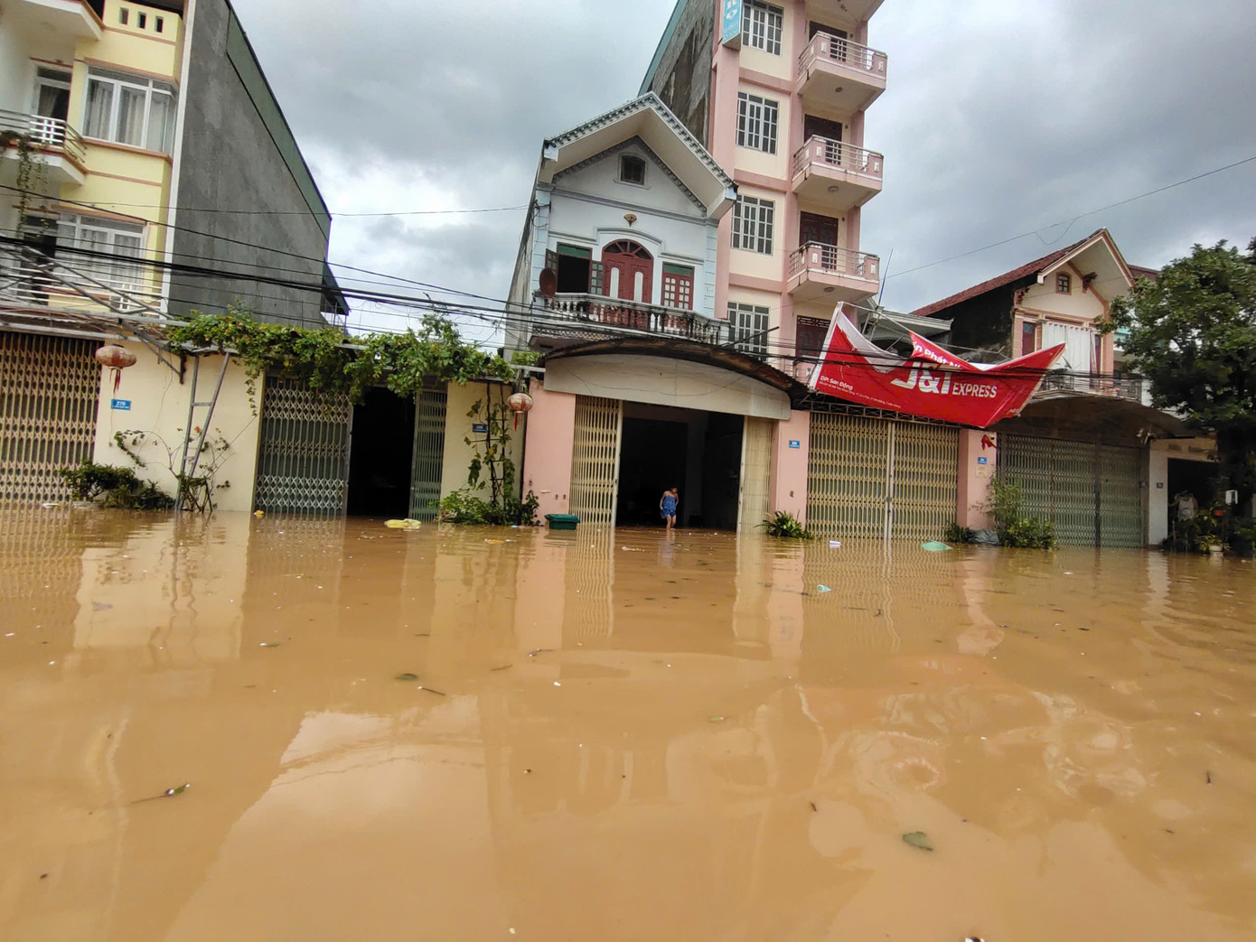 Tại thị trấn An Châu, huyện Sơn Động (Bắc Giang), nhà dân ngập sâu trong nước.