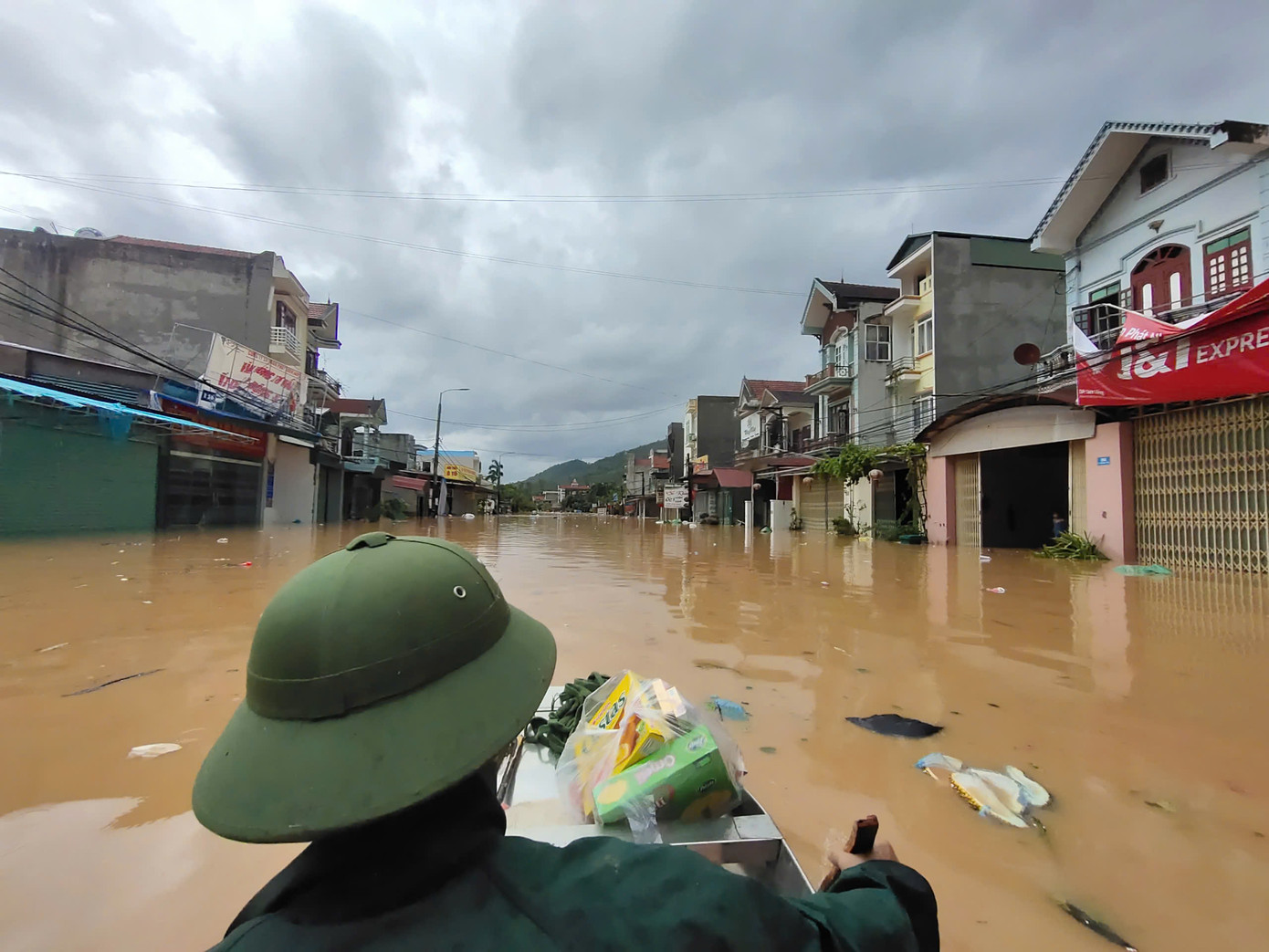 Chia sẻ với phóng viên báo Tiền Phong, lãnh đạo UBND tỉnh Bắc Giang cho hay, tỉnh Bắc Giang đã thành lập Ban Chỉ huy tiền phương để xử lý tình trạng ngập úng ở huyện Sơn Động và Lục Ngạn. Tỉnh Bắc Giang di chuyển gần 400 hộ dân ở vùng ngập úng ở huyện Sơn Động đến nơi an toàn.