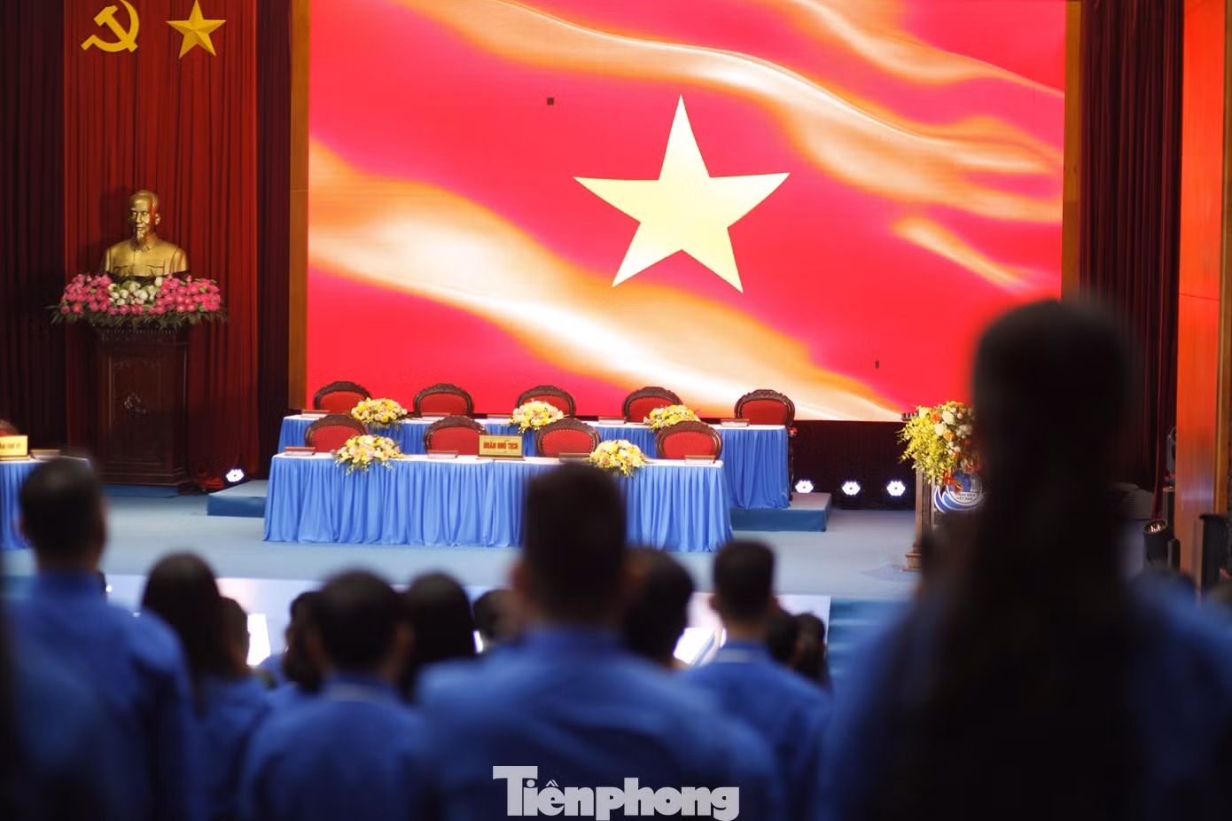 Đại biểu chào cờ tại đại hội. Ảnh: Nguyễn Thắng