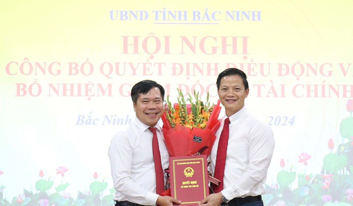 Chủ tịch UBND tỉnh Bắc Ninh Vương Quốc Tuấn (bên phải) trao quyết định cho ông Đương. Chủ tịch UBND tỉnh Bắc Ninh Vương Quốc Tuấn (bên phải) trao quyết định cho ông Đương.