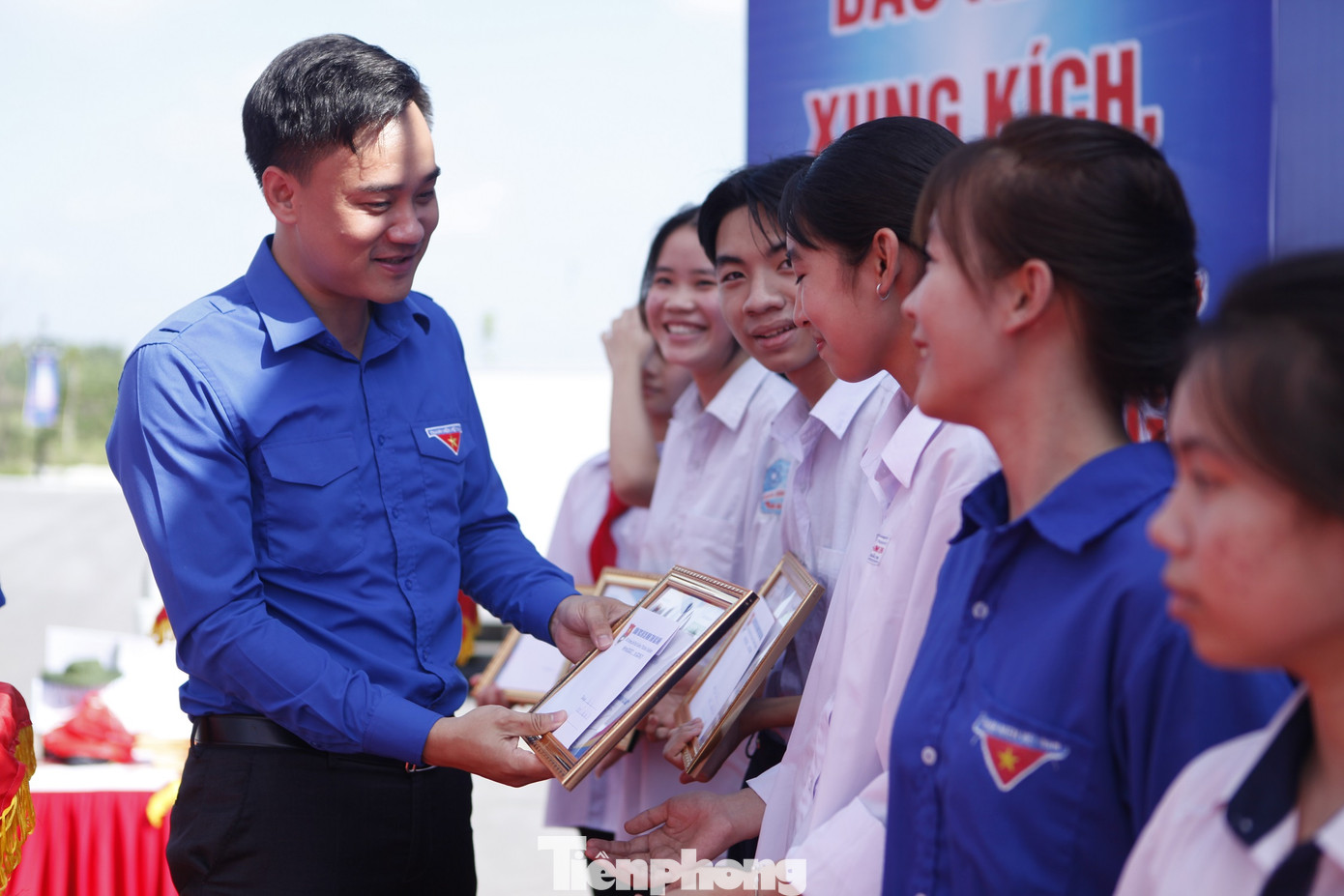 Phó Bí thư Tỉnh Đoàn, Chủ tịch Hội đồng Đội tỉnh Bắc Ninh Trần Văn Đăng trao quà tặng học sinh có thành tích tốt trong học tập. Ảnh: Nguyễn Thắng Phó Bí thư Tỉnh Đoàn, Chủ tịch Hội đồng Đội tỉnh Bắc Ninh Trần Văn Đăng trao quà tặng học sinh có thành tích tốt trong học tập. Ảnh: Nguyễn Thắng