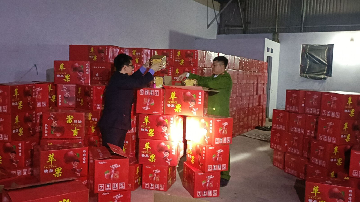 Công an phát hiện pháo tại kho hàng.