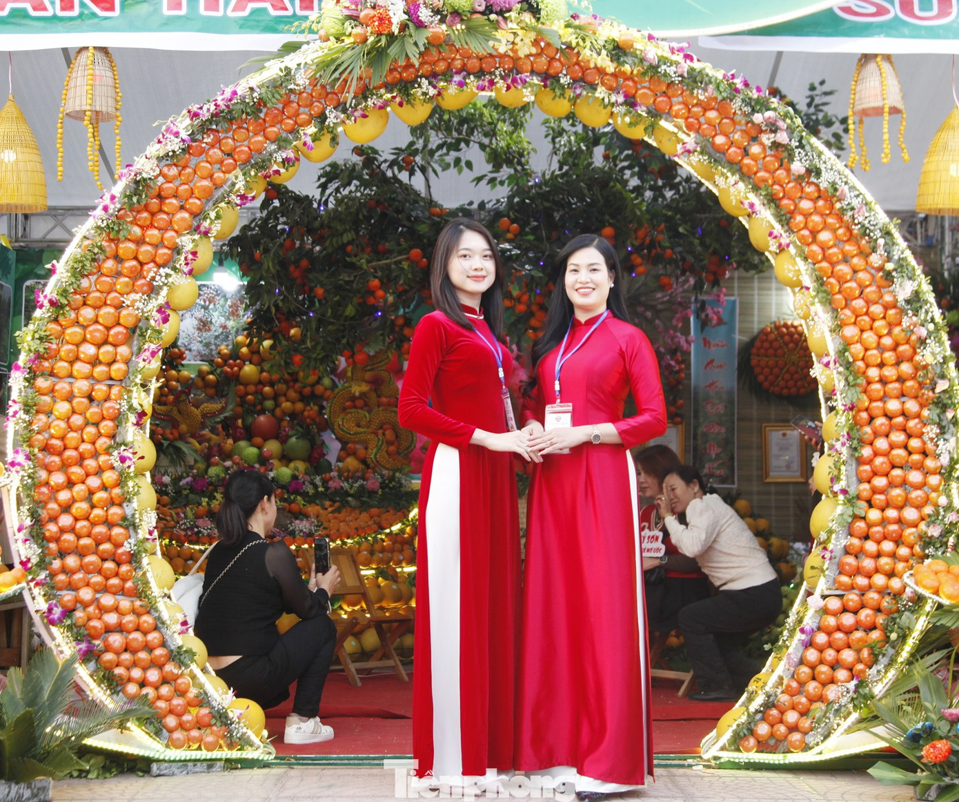 Cổng vào một gian hàng được trang trí bằng hàng trăm quả cam. Ảnh: Nguyễn Thắng.