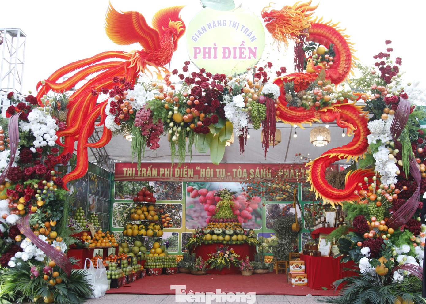 Hội chợ cam, bưởi huyện Lục Ngạn với hơn 30 gian hàng trưng bày của các xã, thị trấn, doanh nghiệp, hợp tác xã tham gia. Hội chợ là dịp để xúc tiến tiêu thụ cam, bưởi và quảng bá du lịch vườn cây ở huyện Lục Ngạn. Ảnh: Nguyễn Thắng.