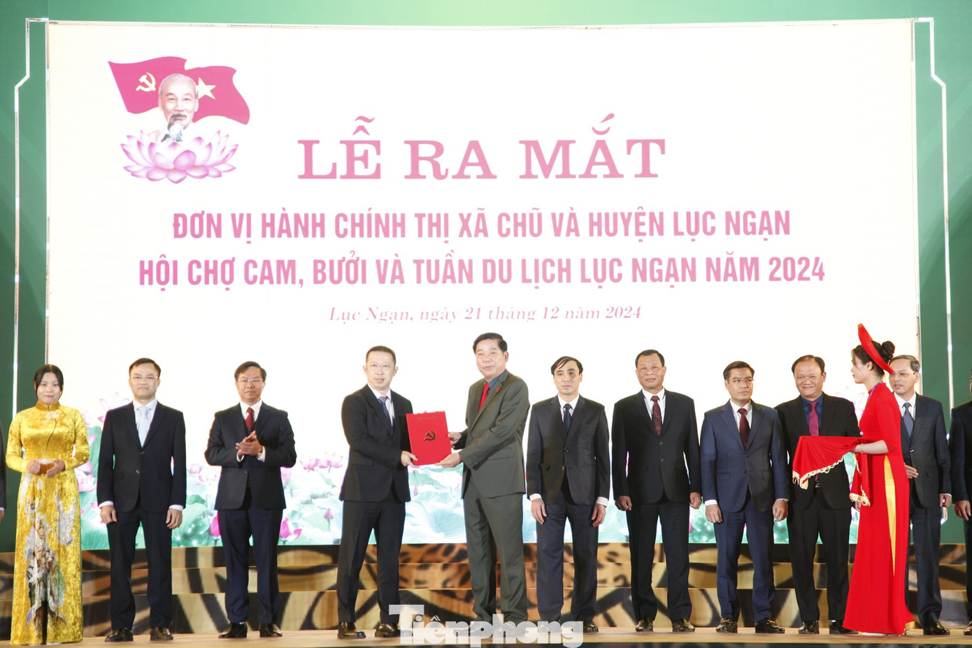 Bí thư Tỉnh ủy Bắc Giang Nguyễn Văn Gấu trao quyết định cho lãnh đạo thị xã Chũ và huyện Lục Ngạn. Ảnh: Nguyễn Thắng Bí thư Tỉnh ủy Bắc Giang Nguyễn Văn Gấu trao quyết định cho lãnh đạo thị xã Chũ và huyện Lục Ngạn. Ảnh: Nguyễn Thắng