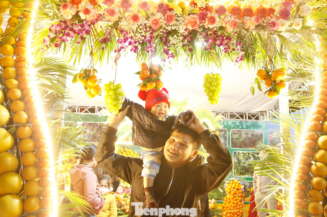 Người dân thích thú khi tham gia hội chợ cam, bưởi huyện Lục Ngạn. Ảnh: Nguyễn Thắng.